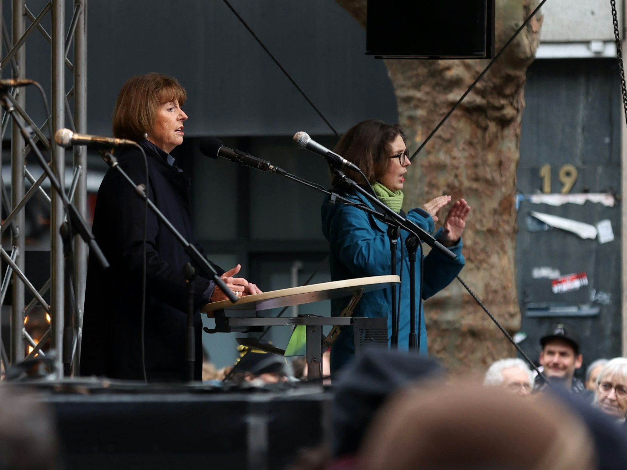 Demonstration in Köln: Henriette Reker am Rednerpult.