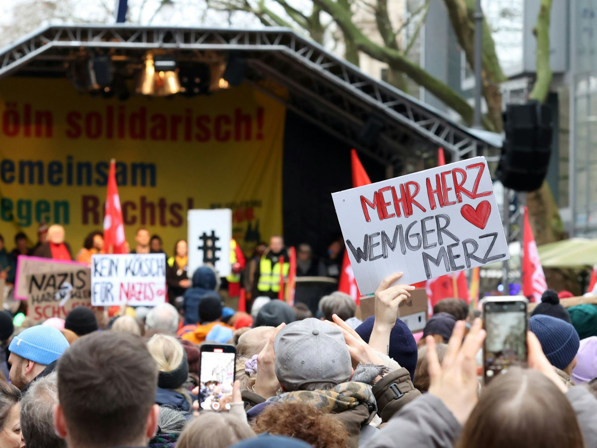 Plakate bei der Demonstration in Köln.