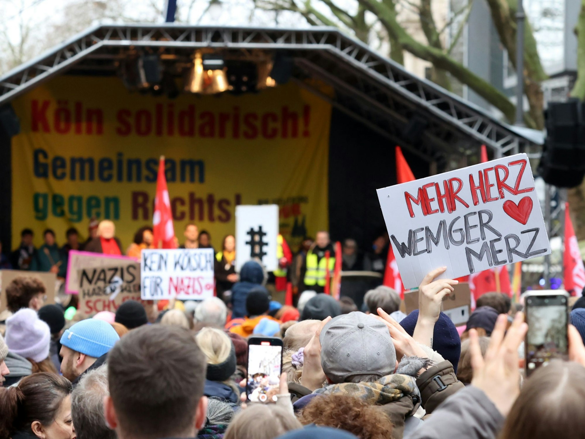 Plakate bei der Demonstration in Köln.