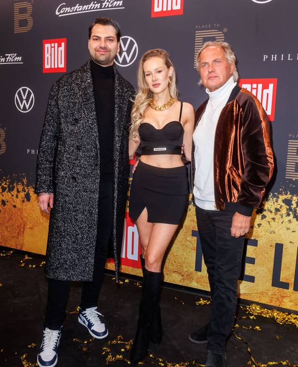 Jimi Blue Ochsenknecht posiert auf dem roten Teppich mit seinem Vater Uwe Ochsenknecht und seiner damaligen Partnerin Laura Marie Geissler.