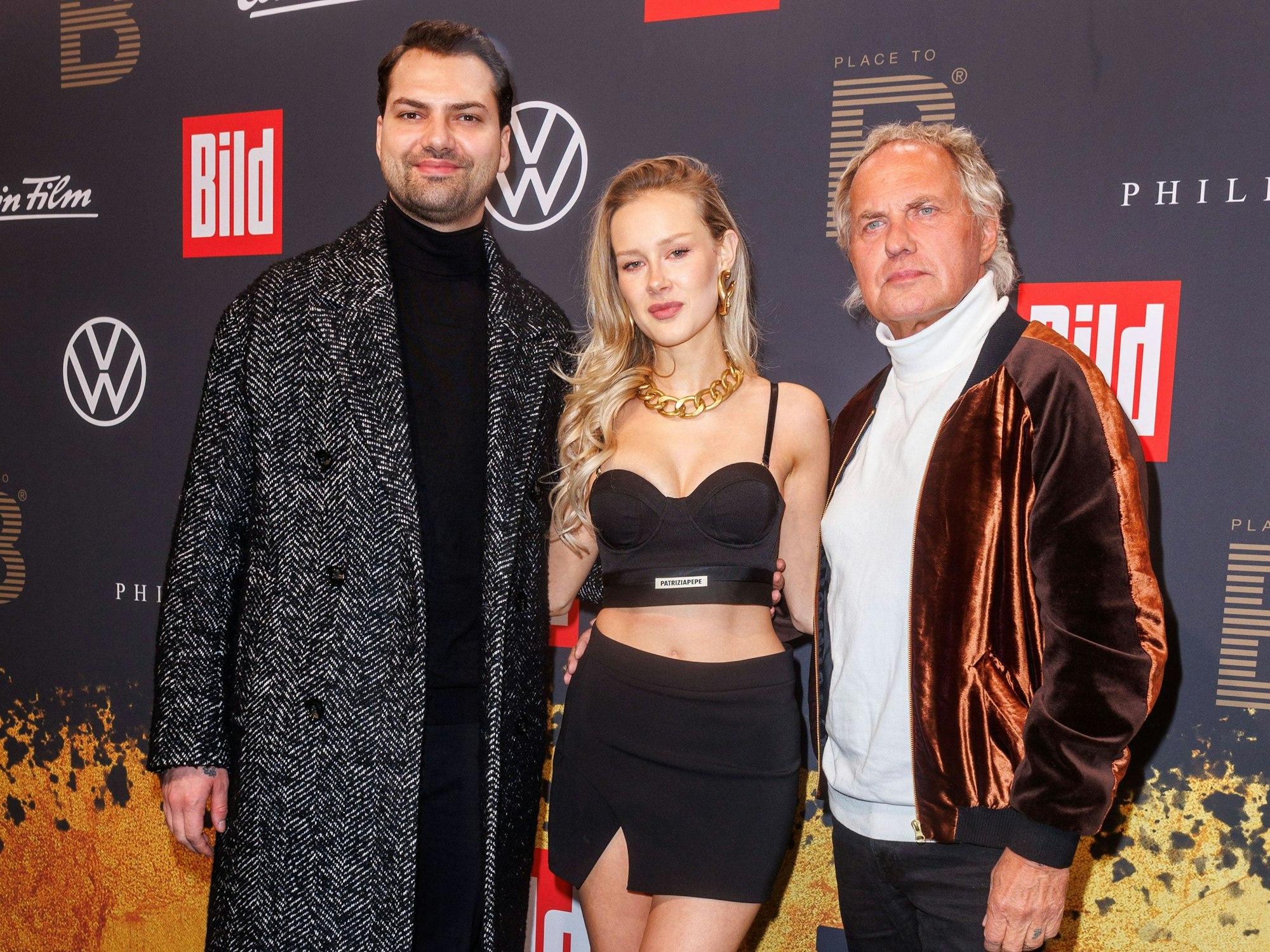 Jimi Blue Ochsenknecht posiert auf dem roten Teppich mit seinem Vater Uwe Ochsenknecht und seiner damaligen Partnerin Laura Marie Geissler.