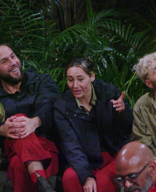 Alessia Herren und weitere Dschungelcamp-Promis freuen sich über die Essensration.