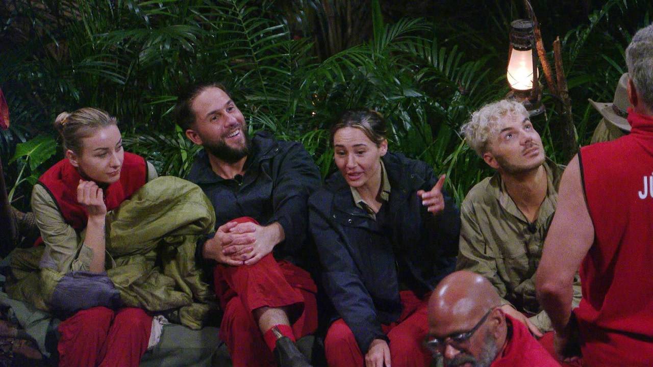 Alessia Herren und weitere Dschungelcamp-Promis freuen sich über die Essensration.
