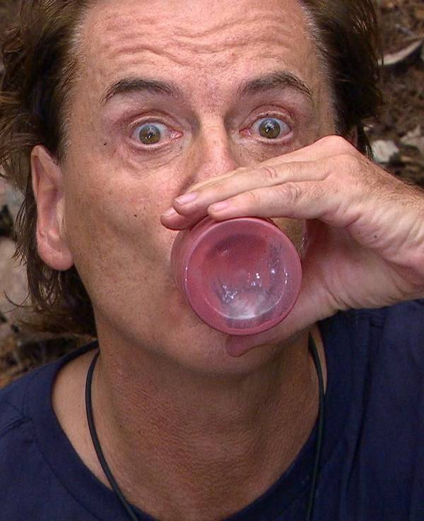 Jörg Dahlmann reißt die Augen bei einer Dschungel-Prüfung auf.