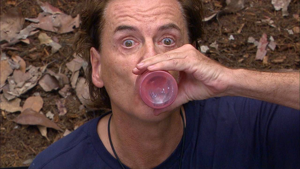 Jörg Dahlmann reißt die Augen bei einer Dschungel-Prüfung auf.