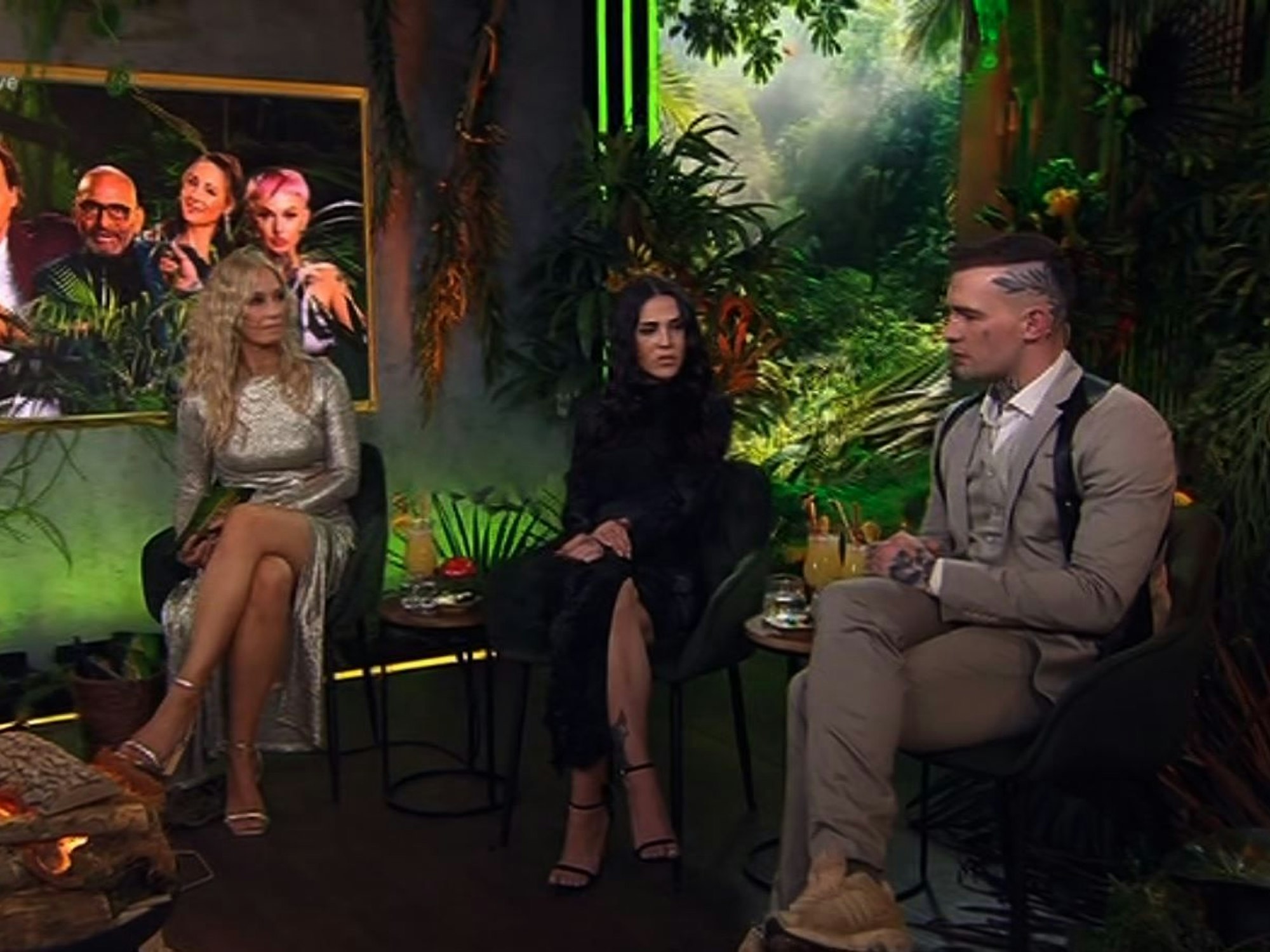 Angela Finger-Erben sitzt neben Eric Stehfest und Elena Miras.