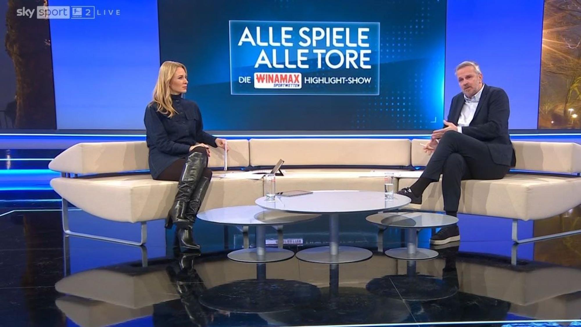 Britta Hofmann und Didi Hamann sitzten im TV-Studio.