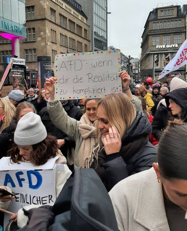 EXPRESS.de-Leserin Cornelia Kuhrau war mit ihren Freundinnen in der Stadt unterwegs. Auch sie hatten ein Protestplakat dabei.