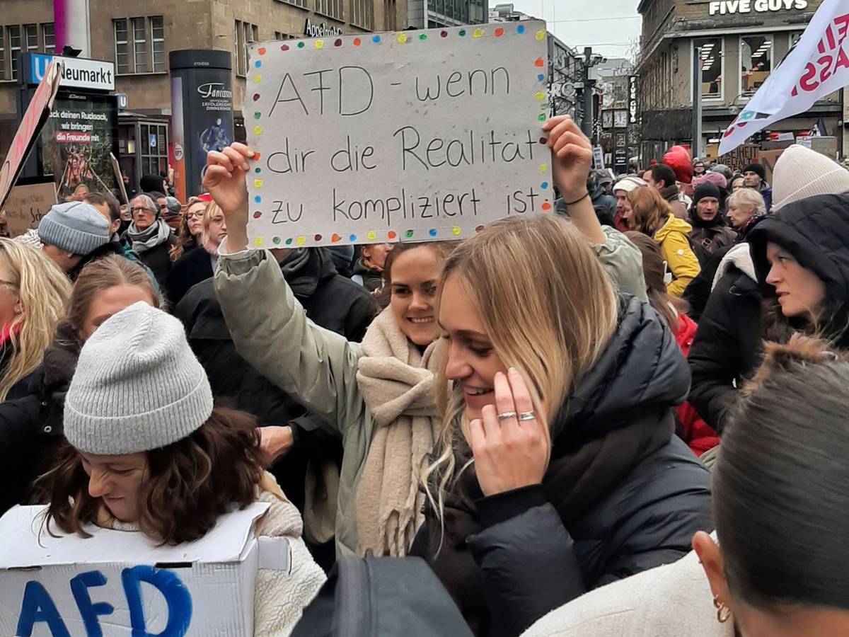 EXPRESS.de-Leserin Cornelia Kuhrau war mit ihren Freundinnen in der Stadt unterwegs. Auch sie hatten ein Protestplakat dabei.