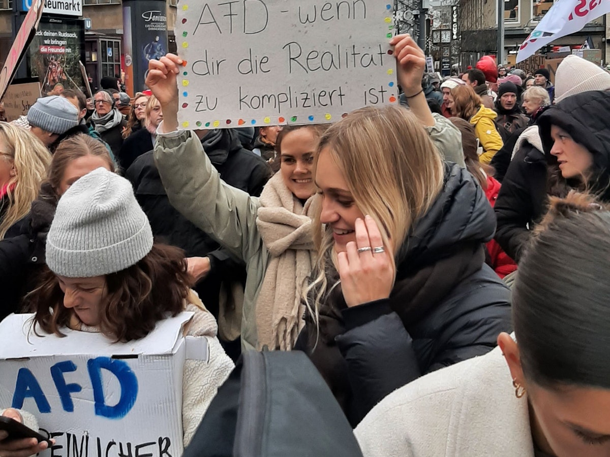 EXPRESS.de-Leserin Cornelia Kuhrau war mit ihren Freundinnen in der Stadt unterwegs. Auch sie hatten ein Protestplakat dabei.