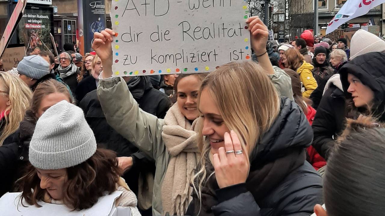 EXPRESS.de-Leserin Cornelia Kuhrau war mit ihren Freundinnen in der Stadt unterwegs. Auch sie hatten ein Protestplakat dabei.
