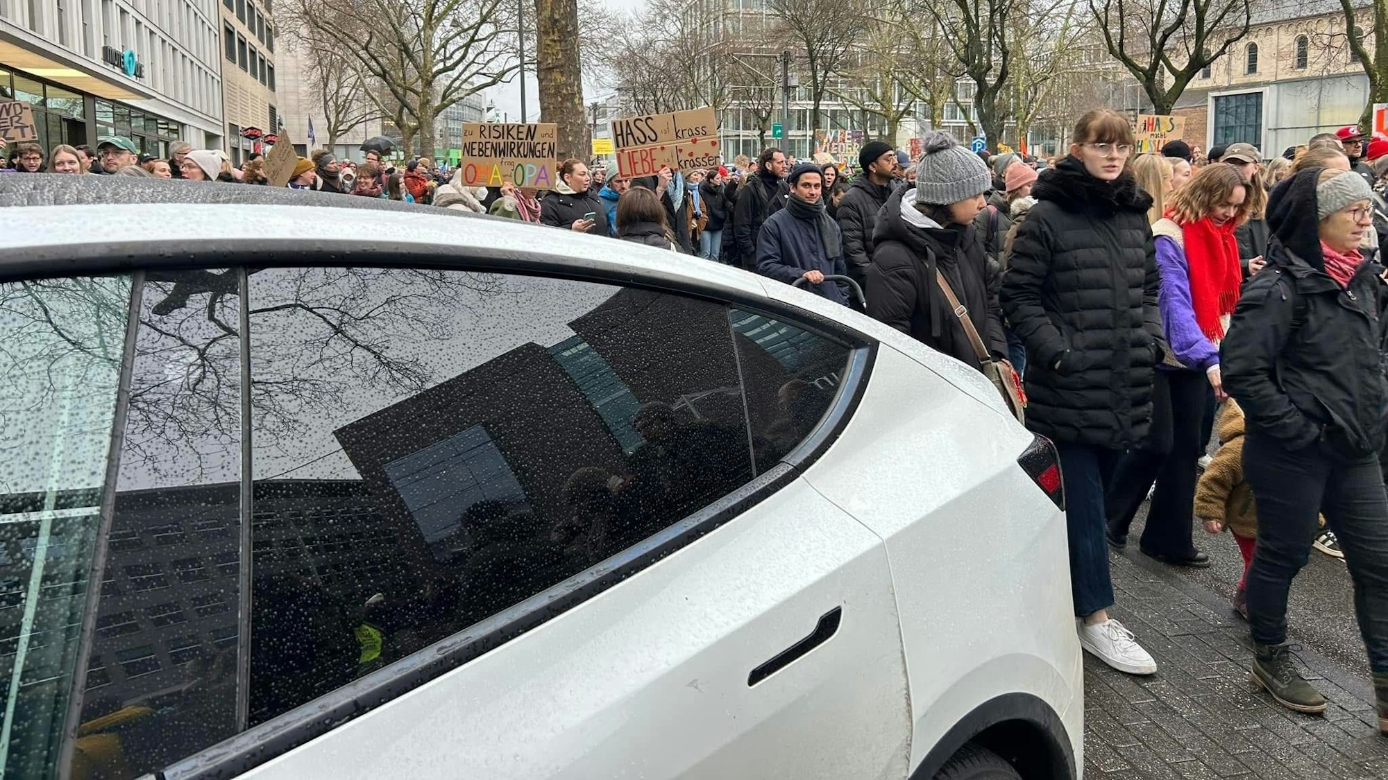 Alexander Barths Tesla steht in einer Parklücke.