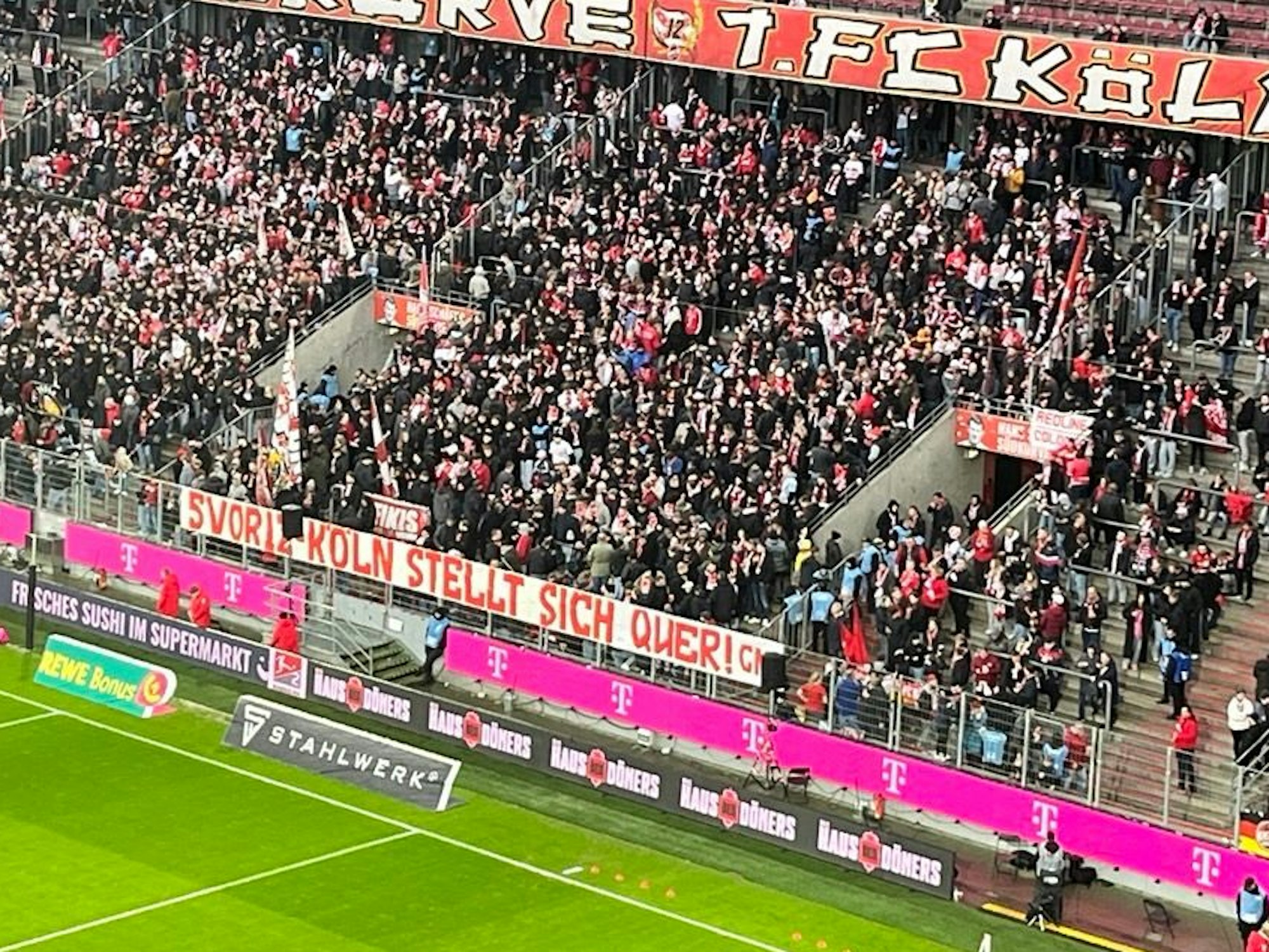 FC-Fans positionieren sich gegen Rechts.