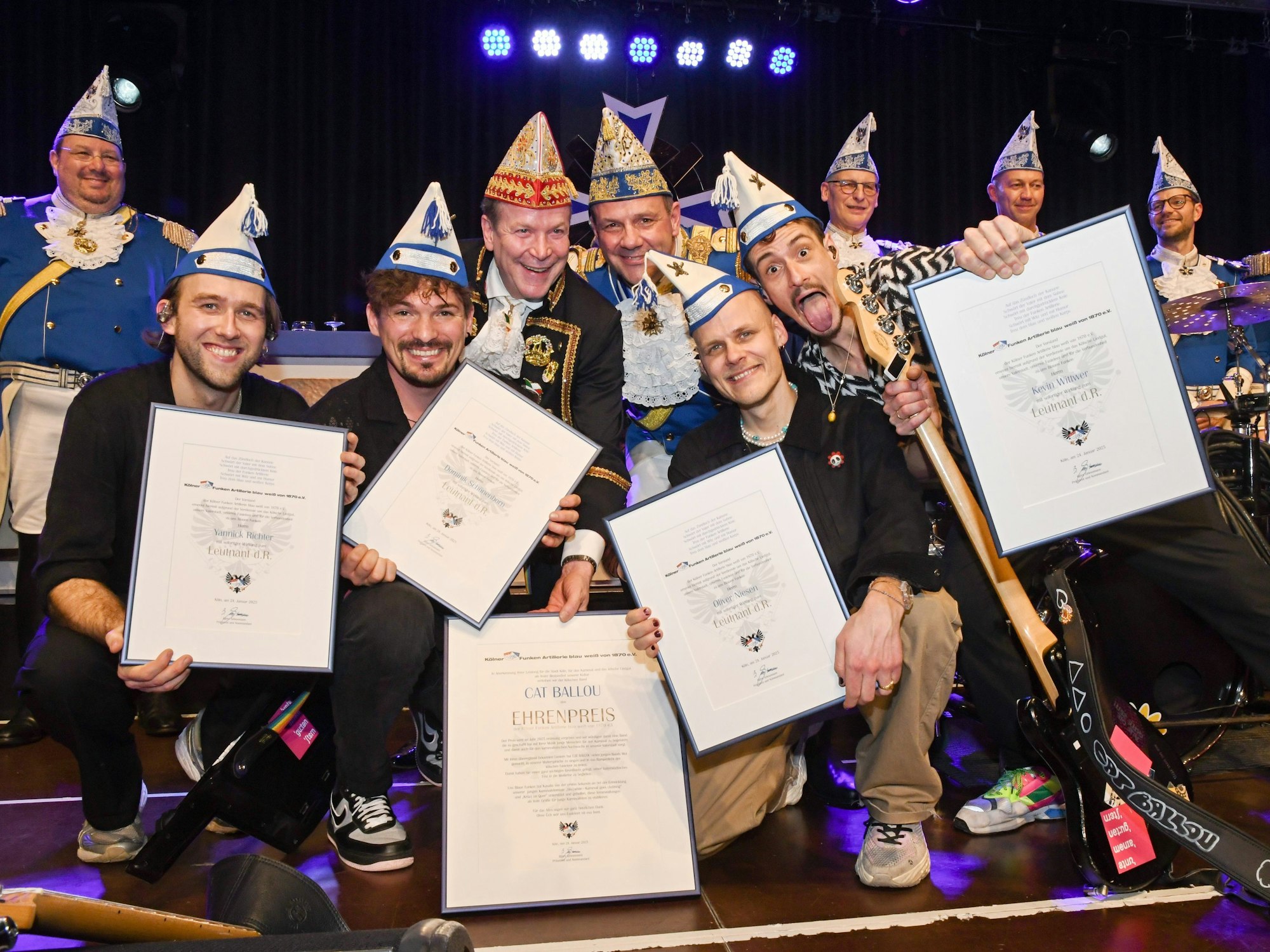 Cat Ballou mit den Urkunden.