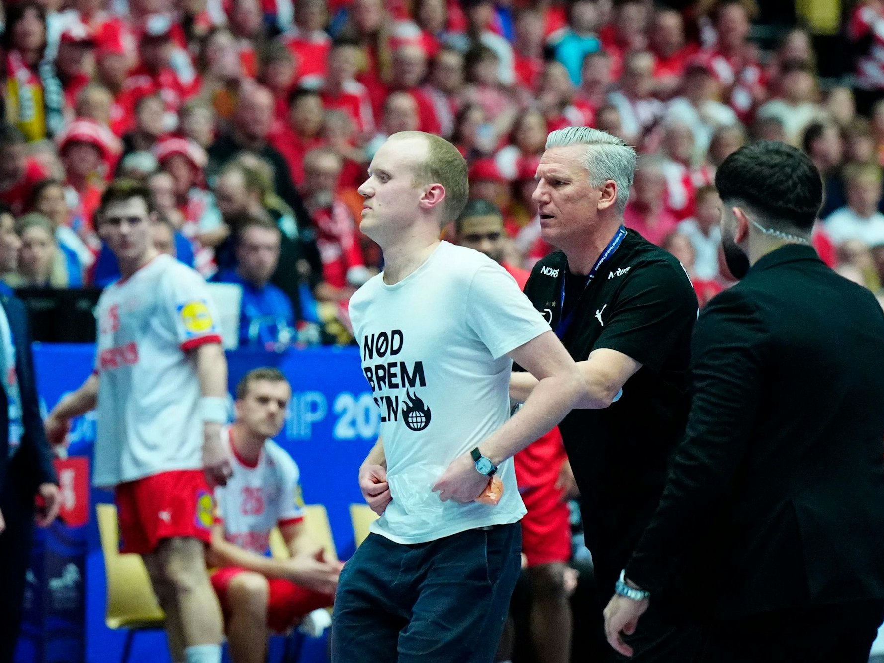 Nikolaj Jacobsen schubst einen Klimaaktivisten vom Platz.