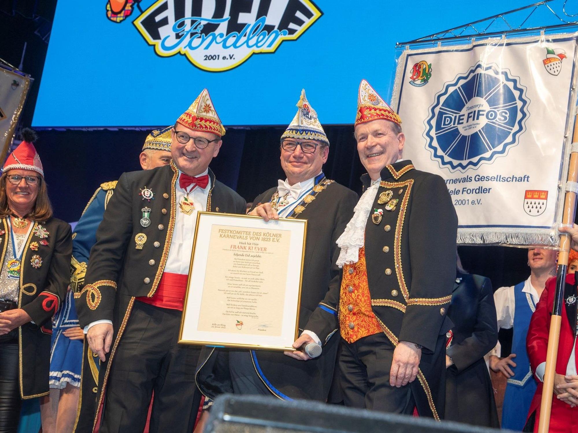 Fidele Fordler vereidigen ihren Präsidenten.