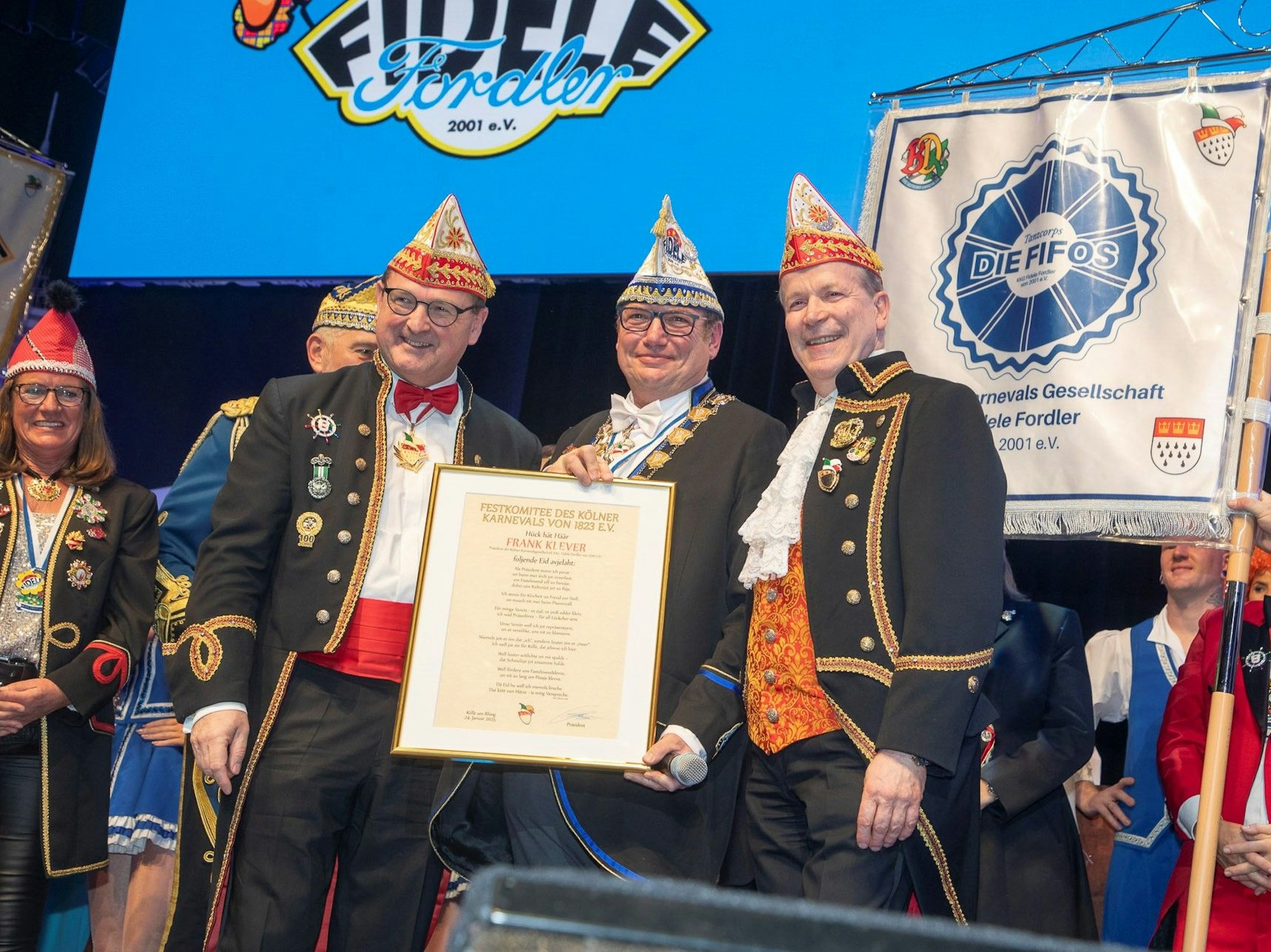 Fidele Fordler vereidigen ihren Präsidenten.