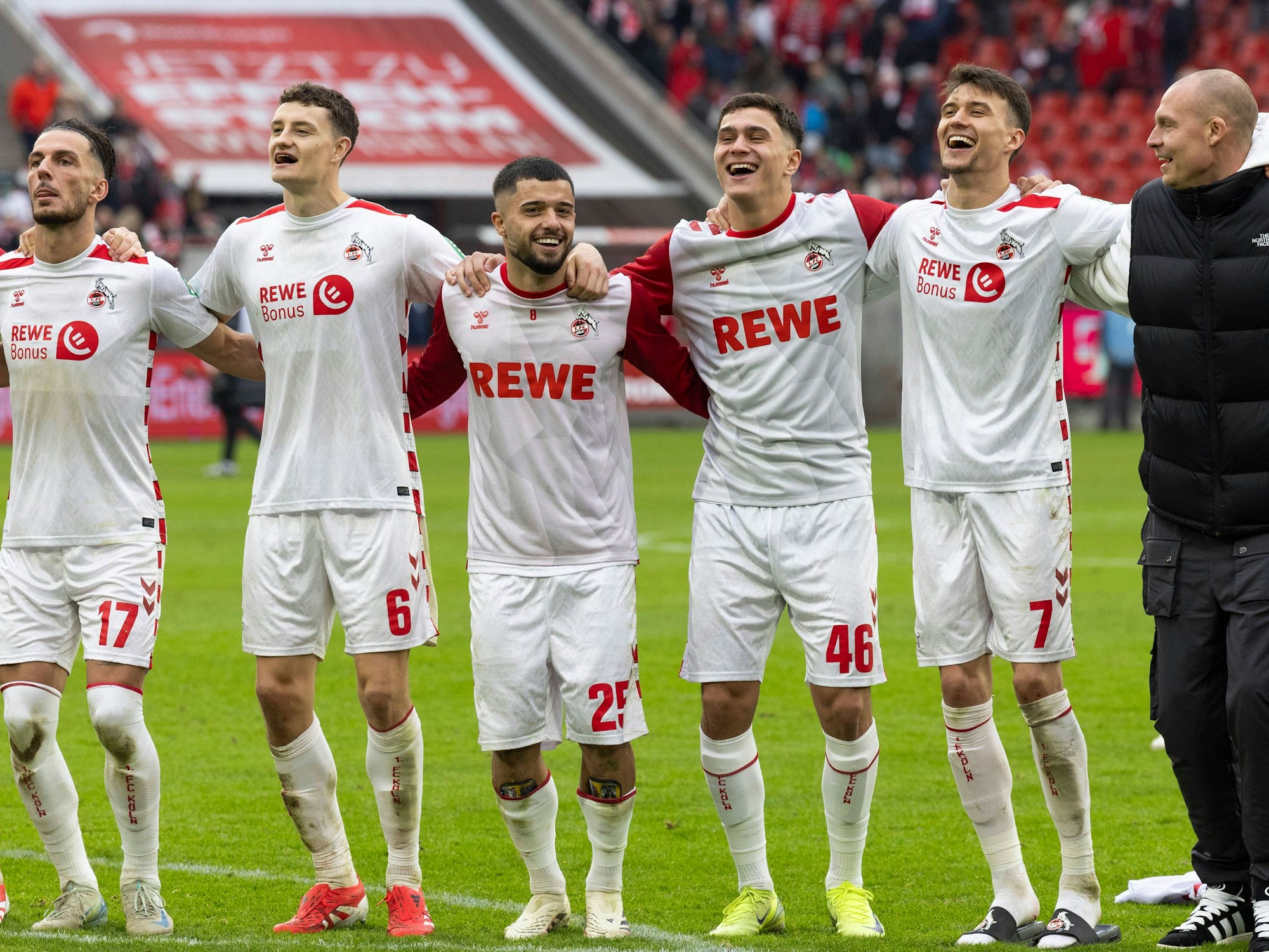 Die Profis des 1. FC Köln feiern vor den Fans.