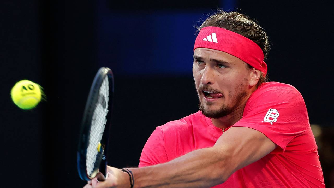Alexander Zverev schlägt eine Rückhand.