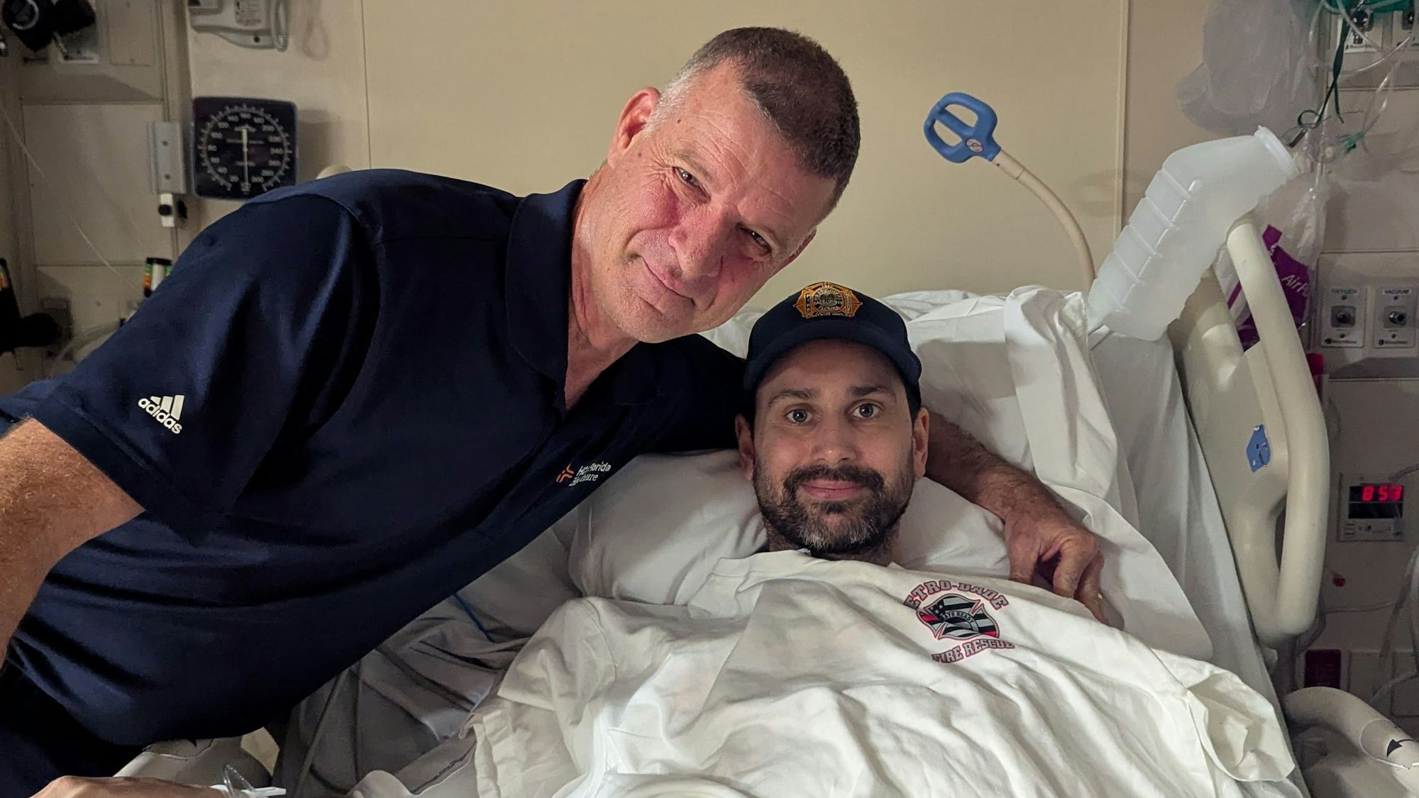 Der pensionierte Feuerwehrmann Paul aus Miami besuchte den Kölner Tobias Rollwagen am Krankenbett.