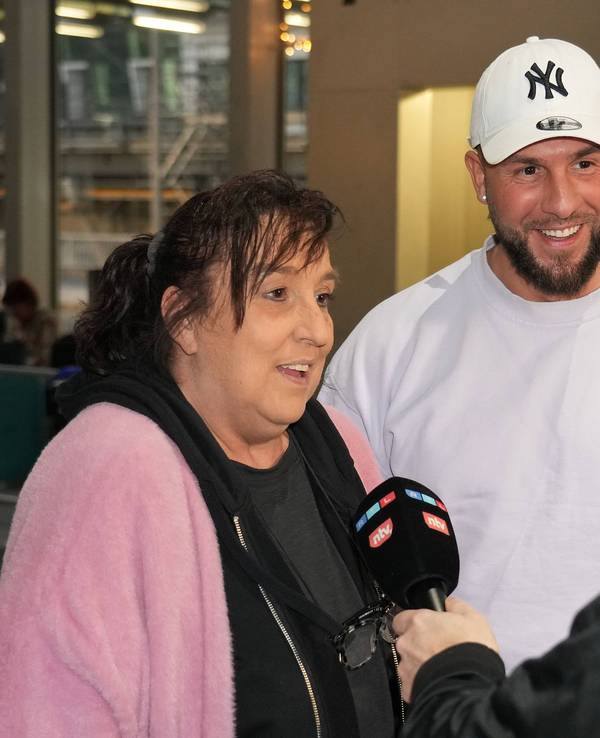 Maurice Dziwak mit Mutter Anja vor der Abreise ins Dschungelcamp.
