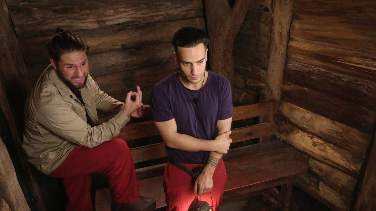Timur Ülker reagiert verstört auf den gemeinsamen Klo-Besuch mit Maurice Dziwak.