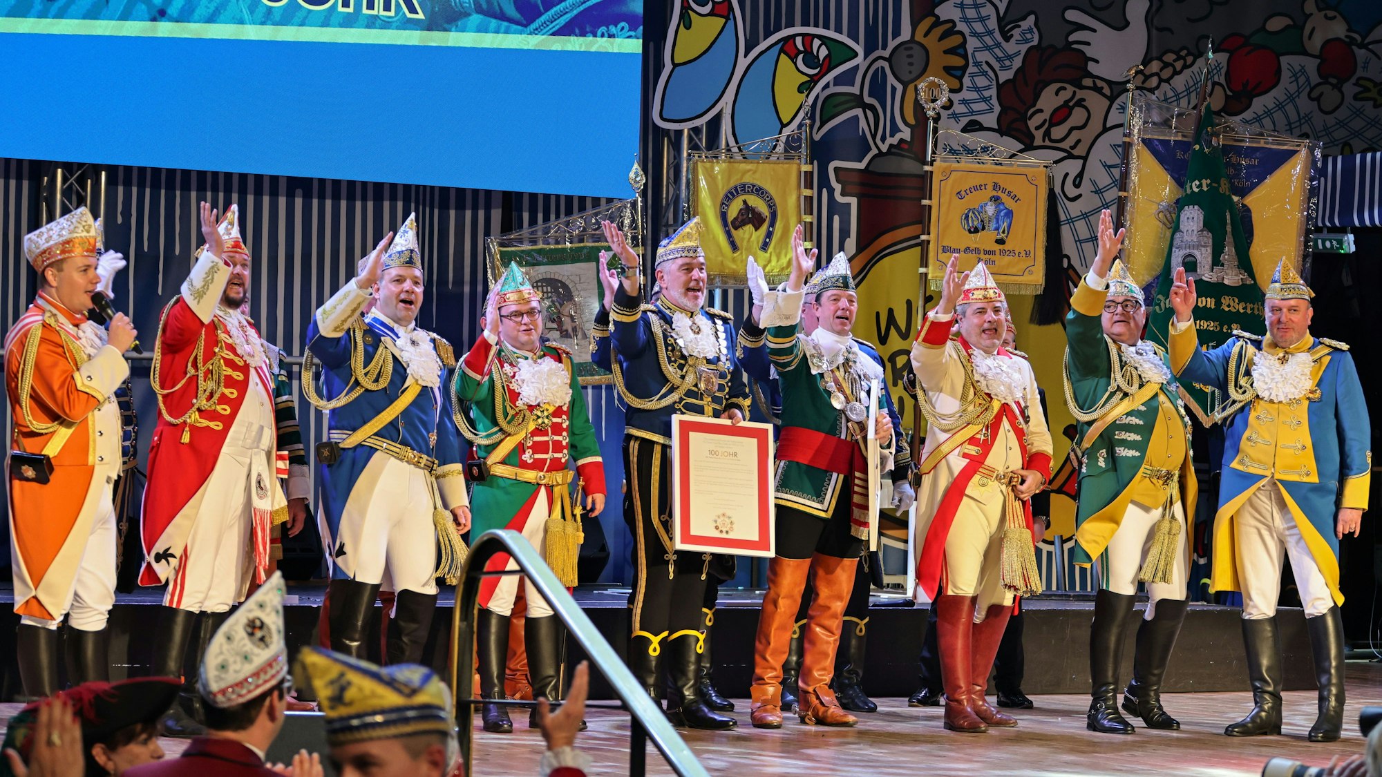 Alle Präsidenten der Kölner Traditionskorps auf der Bühne.