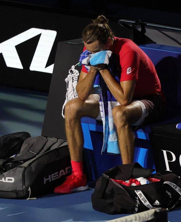 Alexander Zverev sitzt nach dem Match enttäuscht auf seiner Bank.