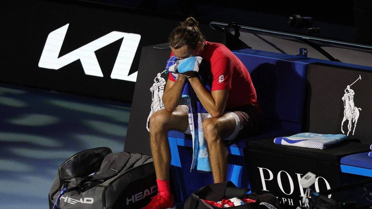 Alexander Zverev sitzt nach dem Match enttäuscht auf seiner Bank.