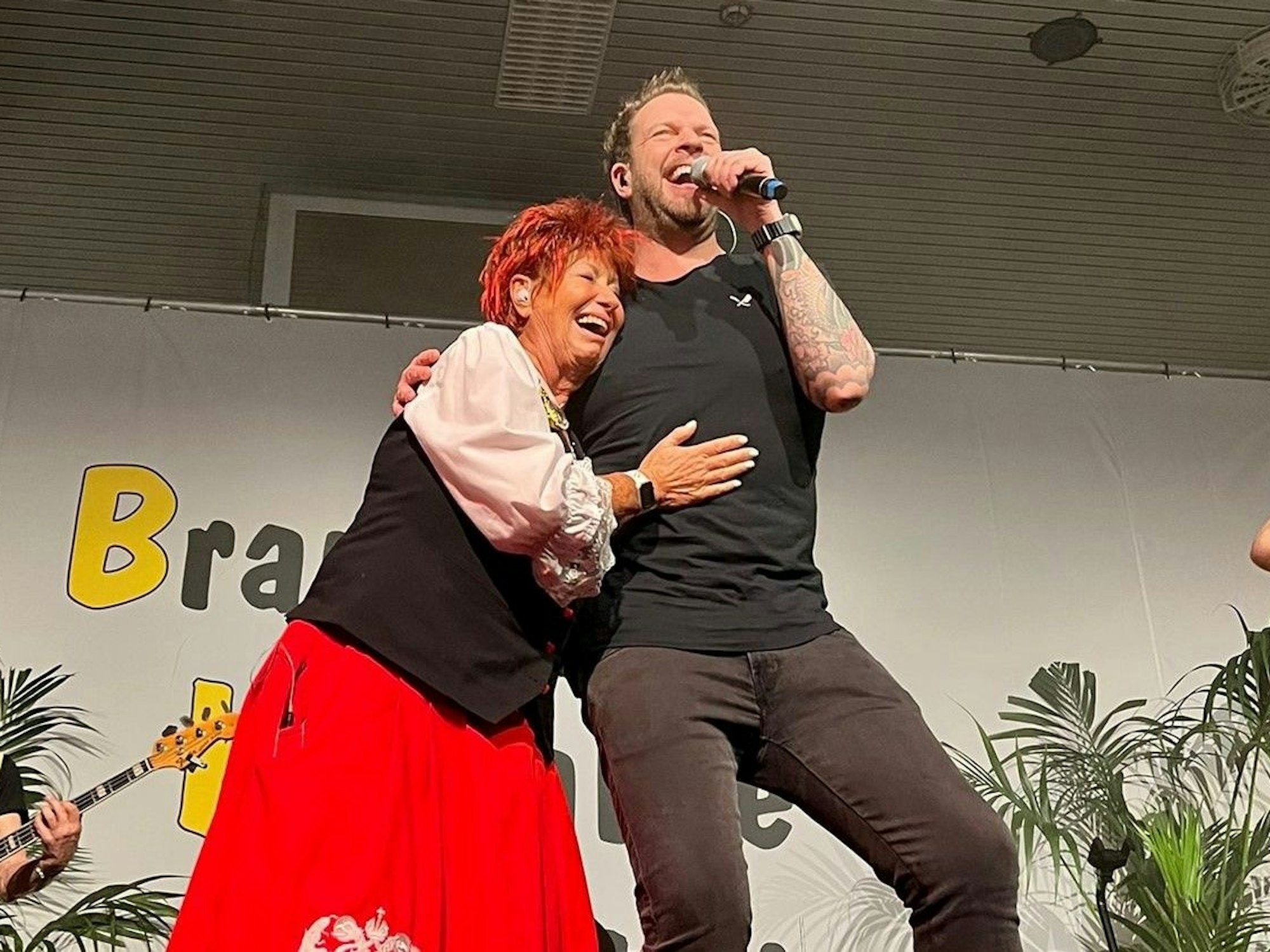 Paveier zusammen mit Marita Köllner auf der Bühne.