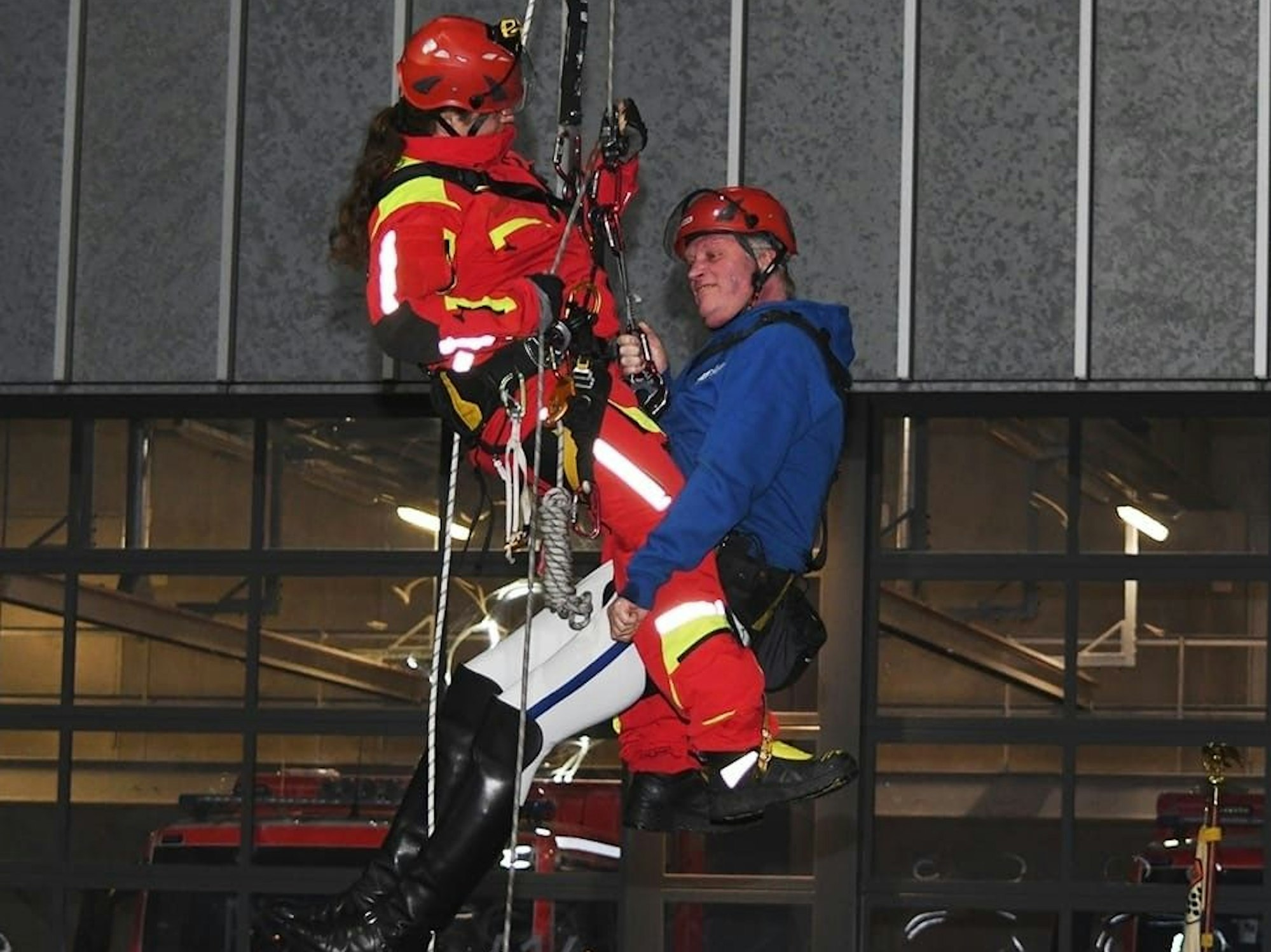 Blaue Funken bei der Feuerwehr. Kommandant wird abgeseilt.