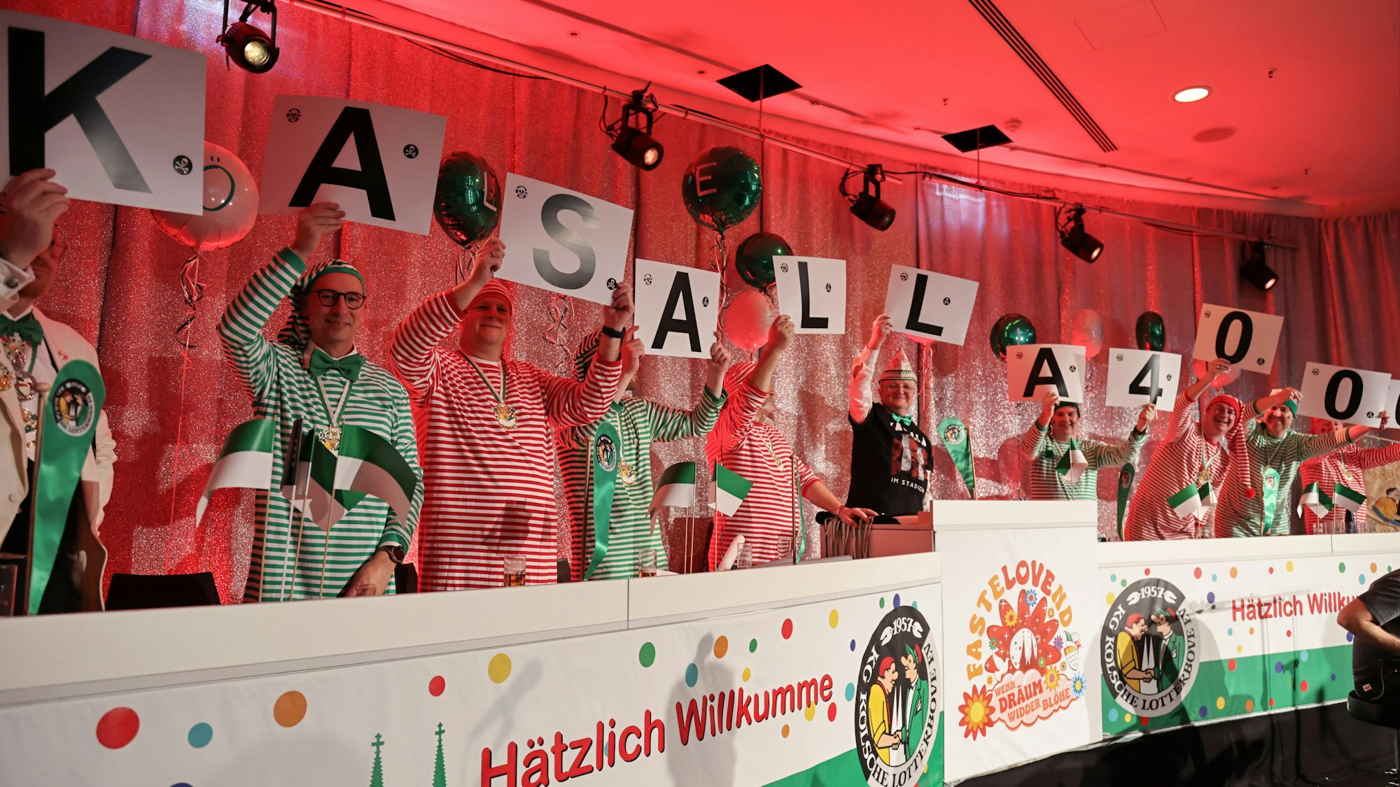 Elferrat hält Schilder hoch.