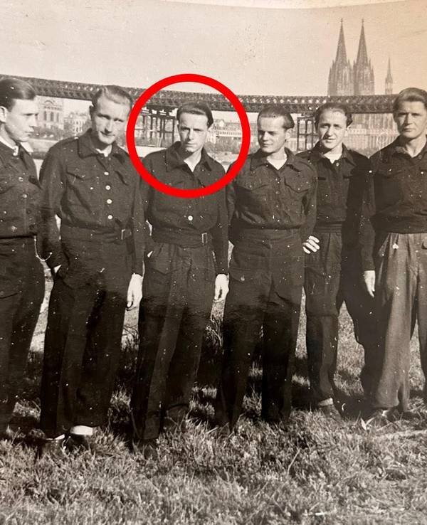 Das Schwarz-Weiß-Foto zeigt acht Männer in Köln