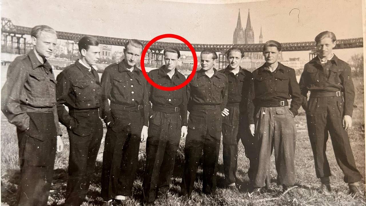 Das Schwarz-Weiß-Foto zeigt acht Männer in Köln