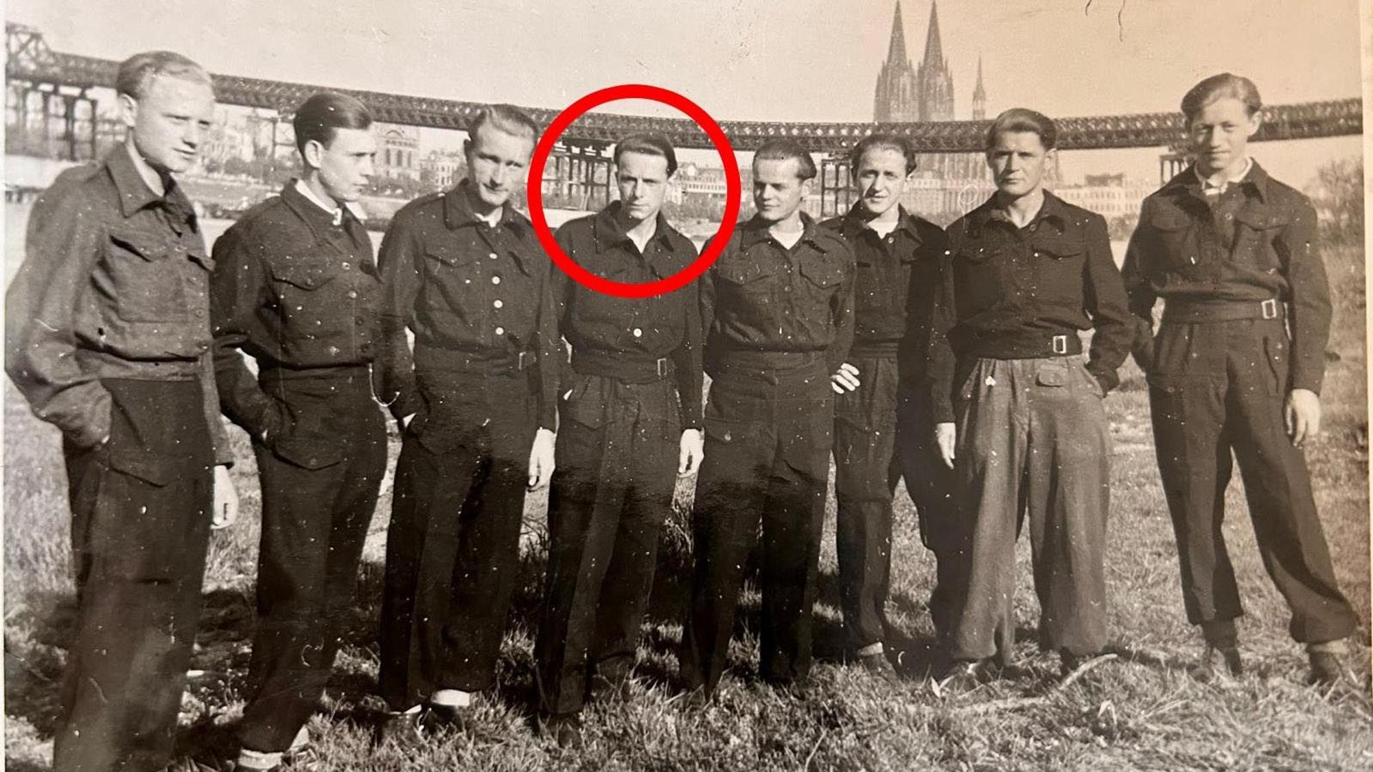 Das Schwarz-Weiß-Foto zeigt acht Männer in Köln