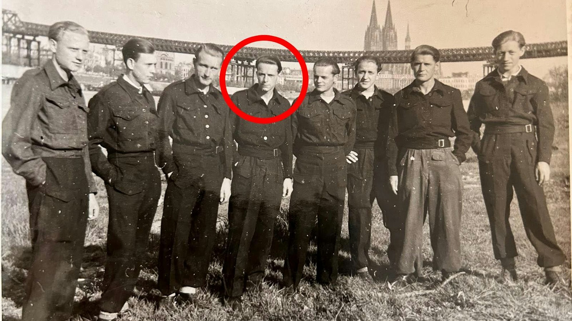 Das Schwarz-Weiß-Foto zeigt acht Männer in Köln