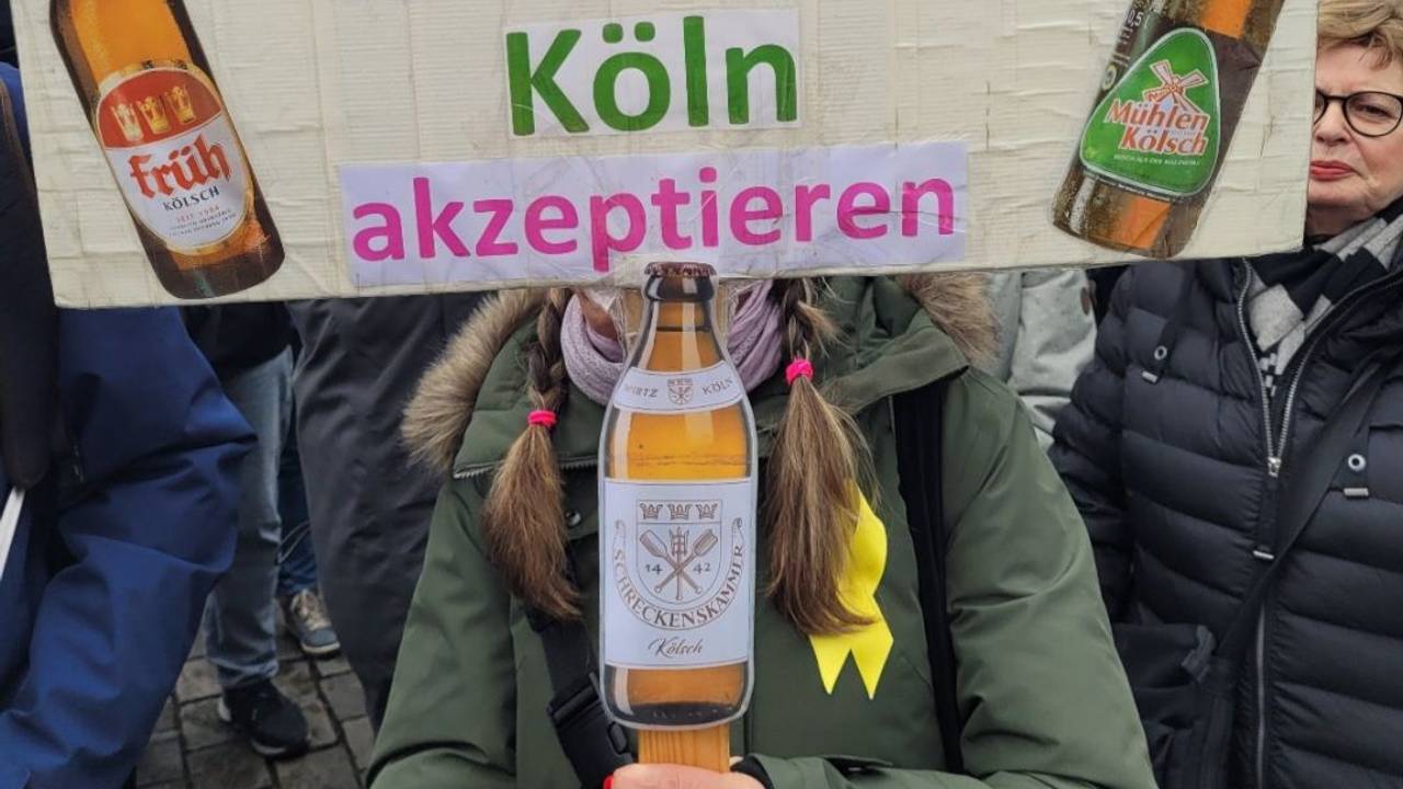 „Die einzigen braunen Flaschen, die wir in Köln akzeptieren“, steht bei der Demo gegen Rechts auf dem Plakat.