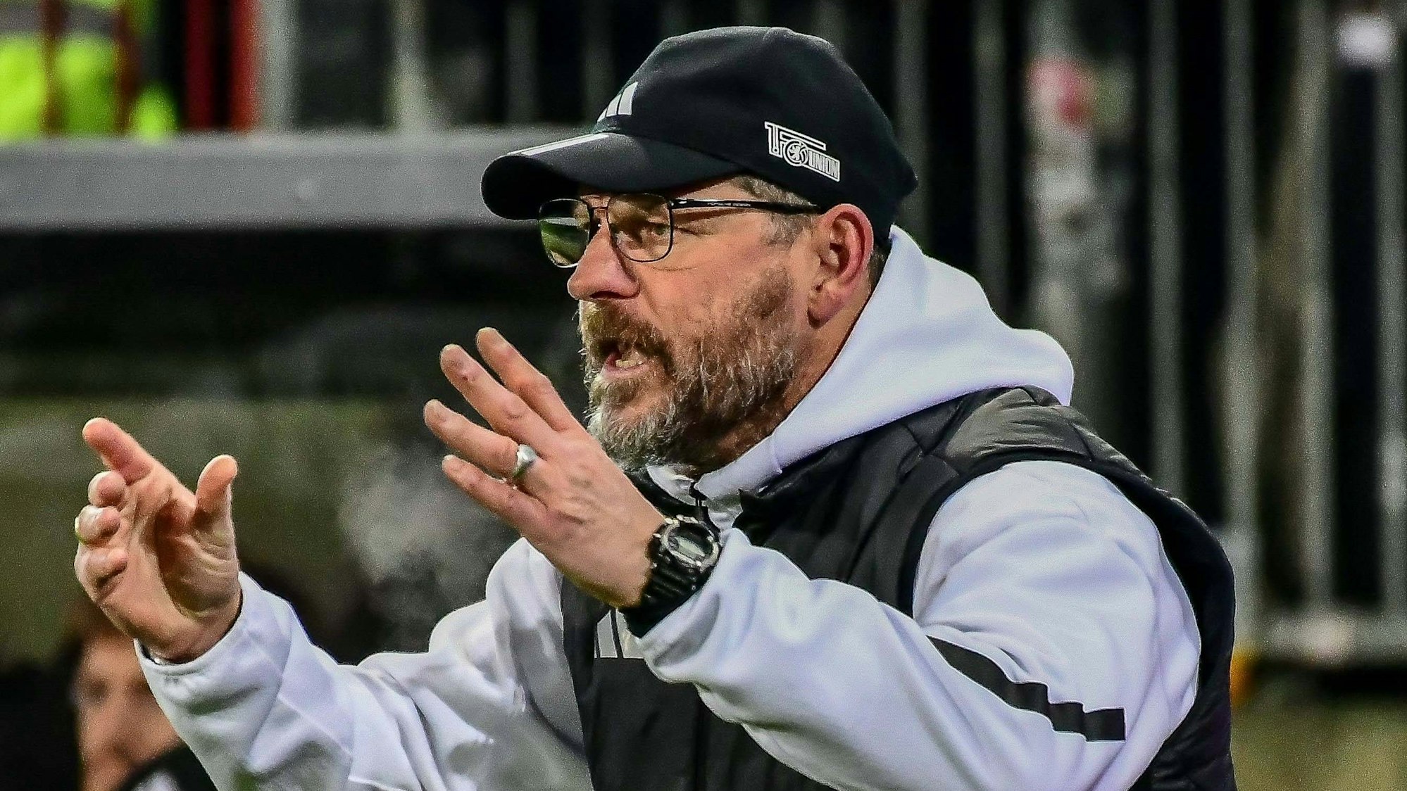 Steffen Baumgart gestikuliert bei einem Spiel von Union Berlin.