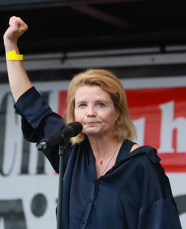 Annette Frier hebt die Faust auf der Bühne