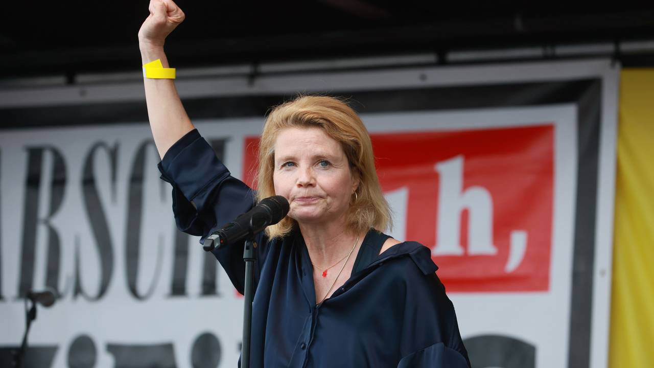 Annette Frier hebt die Faust auf der Bühne