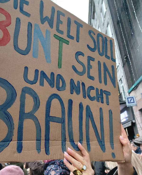 Ein Plakat mit der Aufschrift „Die Welt soll bunt sein und nicht braun!“