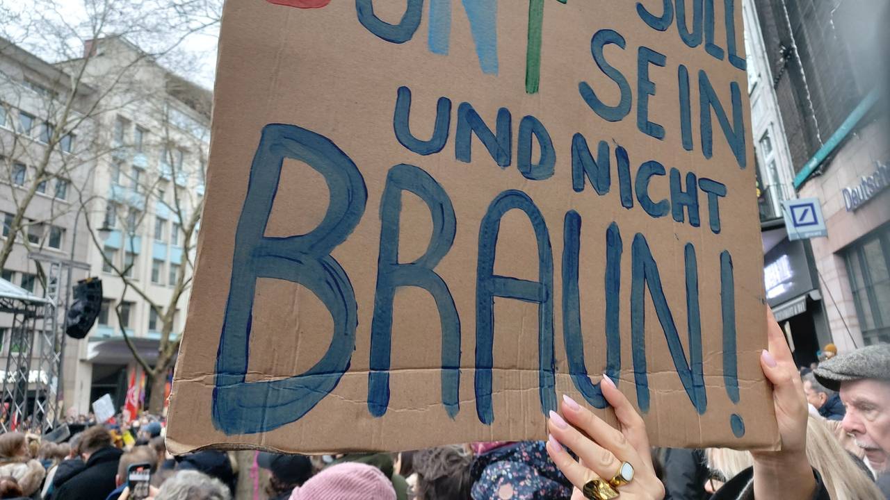 Ein Plakat mit der Aufschrift „Die Welt soll bunt sein und nicht braun!“