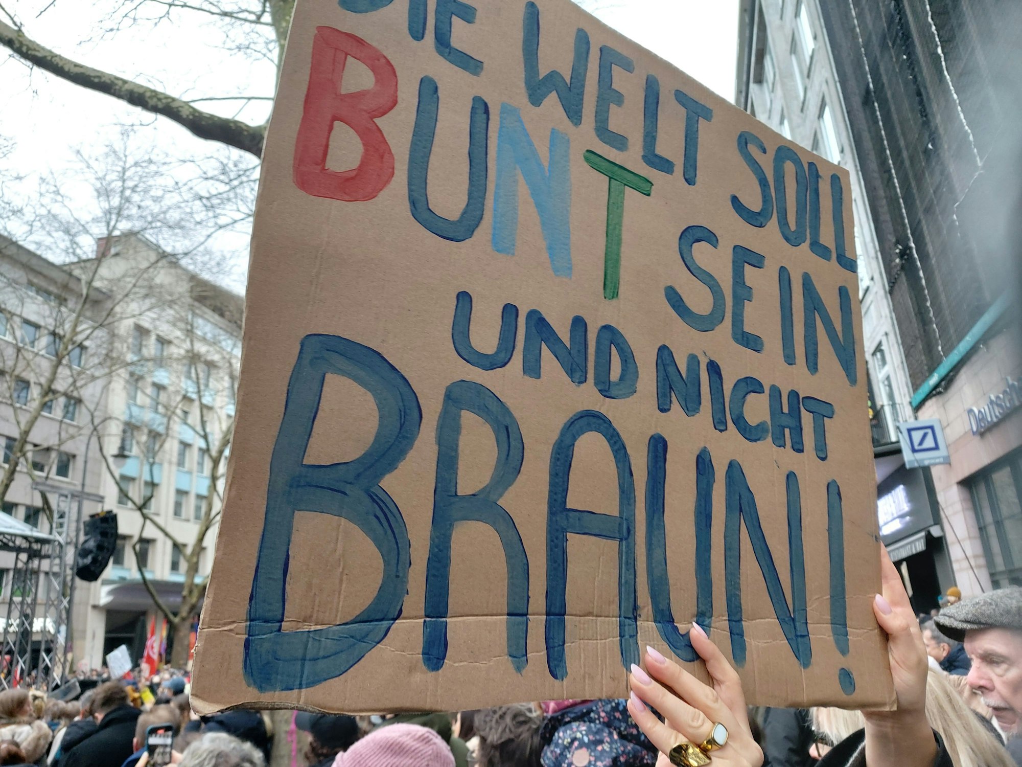 Ein Plakat mit der Aufschrift „Die Welt soll bunt sein und nicht braun!“