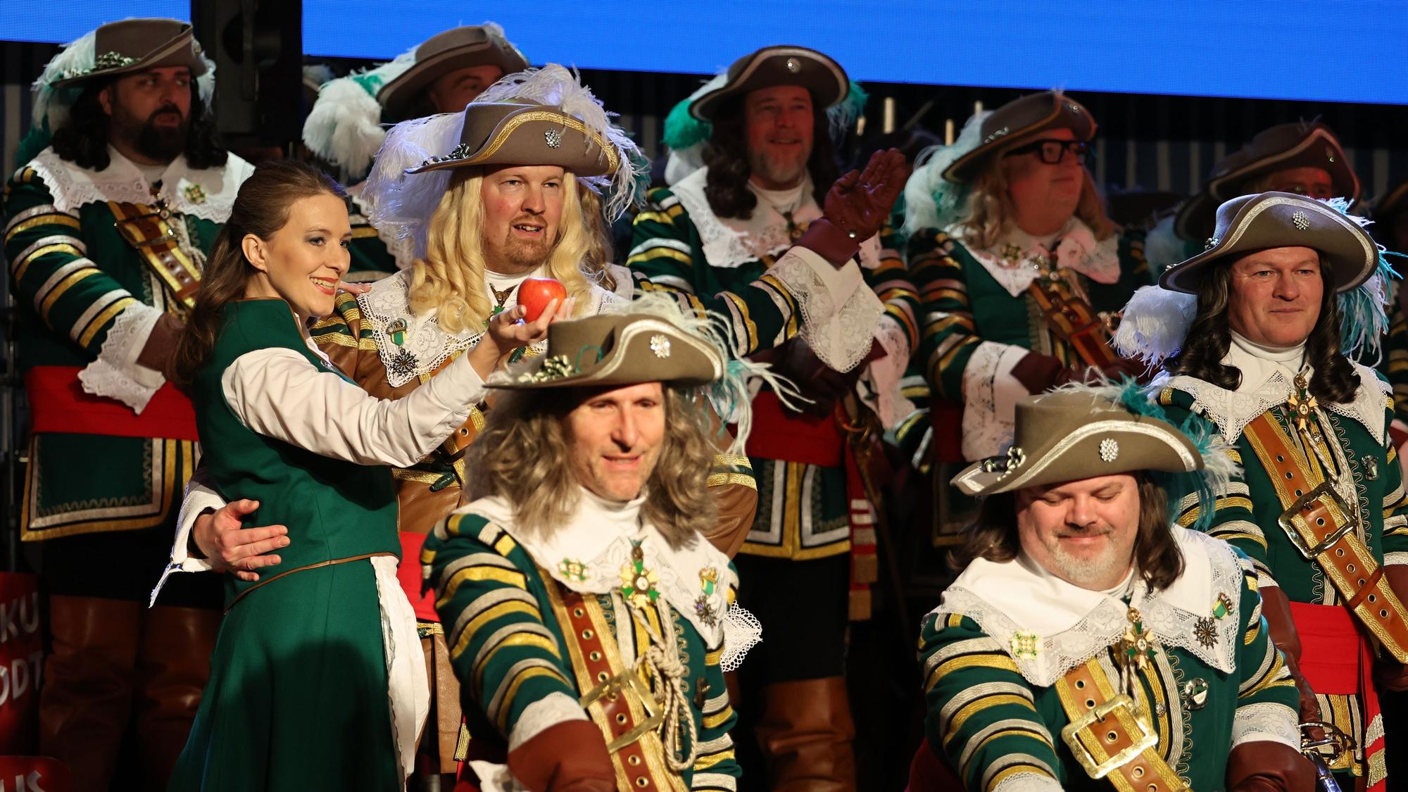 Das Jan un Griet-Paar auf der Bühne.