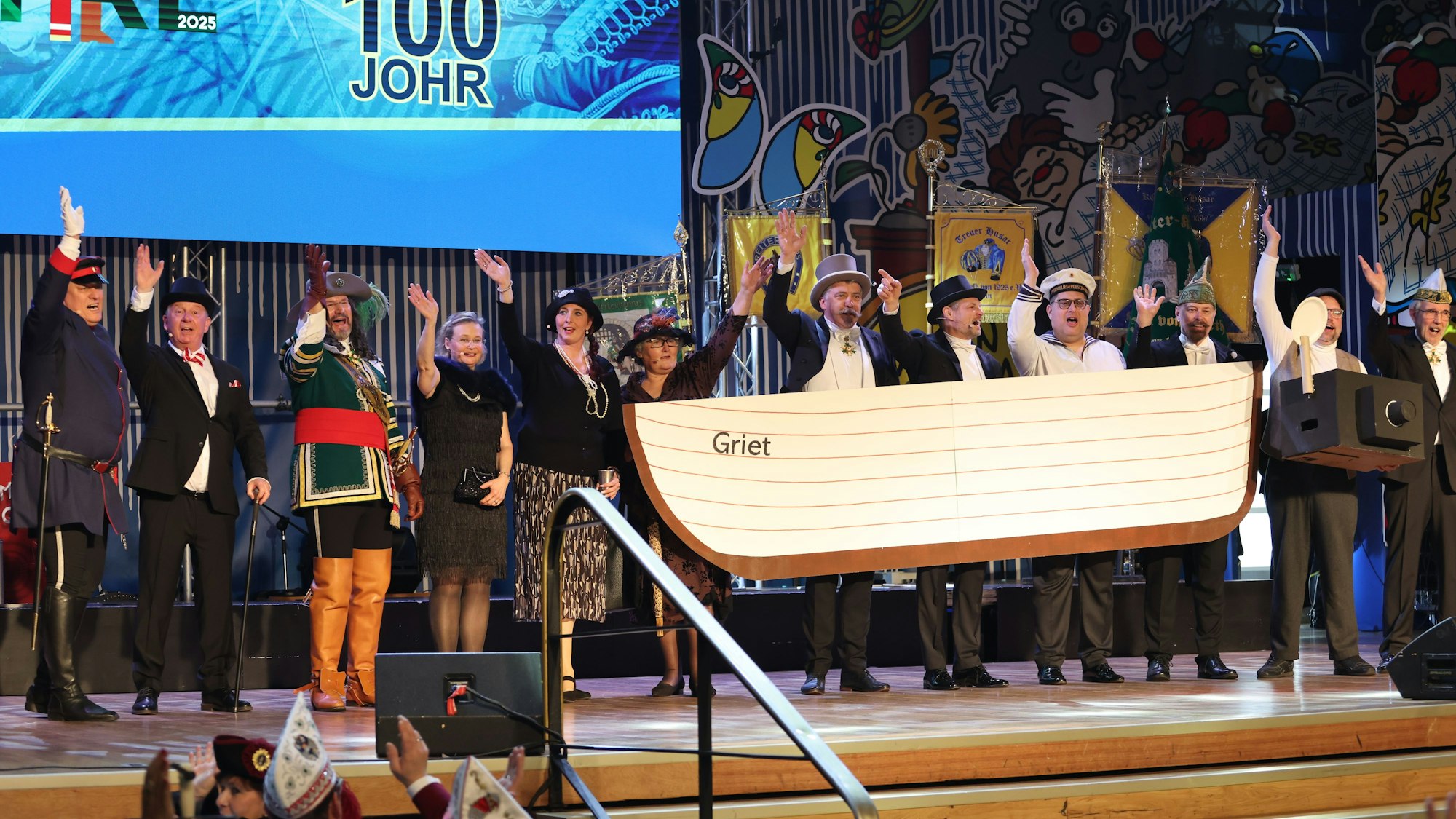 Vereinsmitglieder von Jan von Werth auf der Bühne.