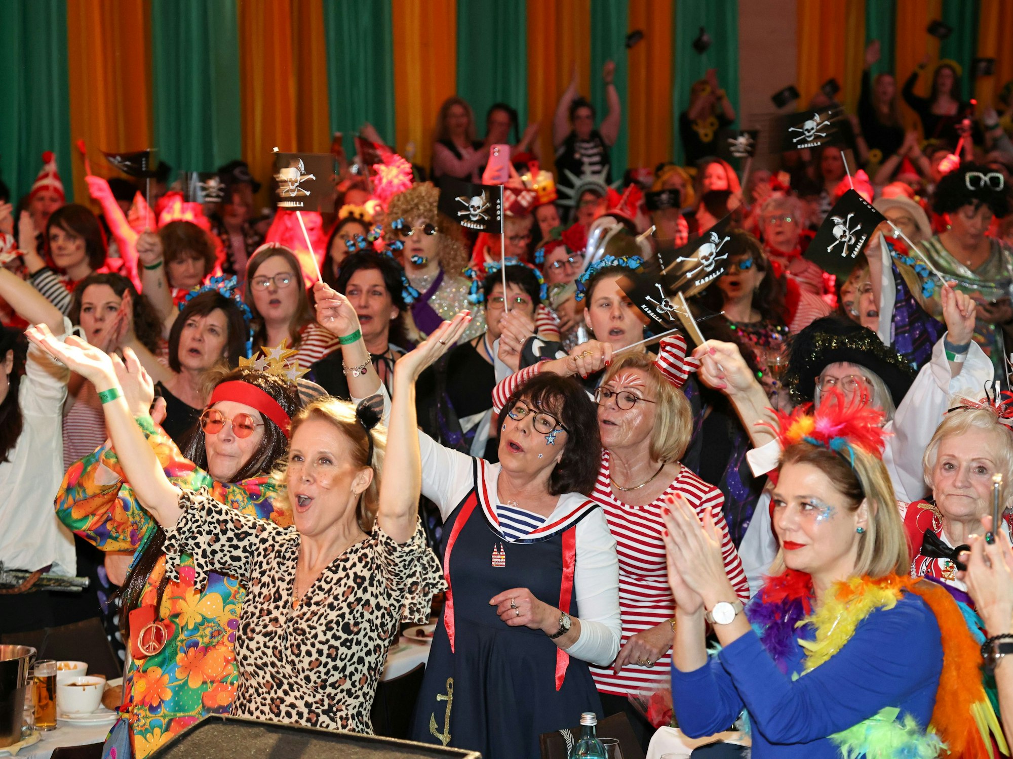 Frauen mit Kasalla-Fähnchen in der Hand.