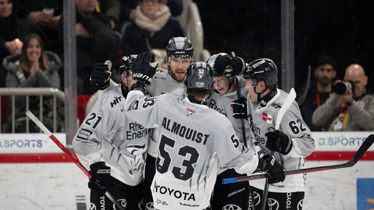 Die Kölner Haie jubeln über ein Tor in der DEL.