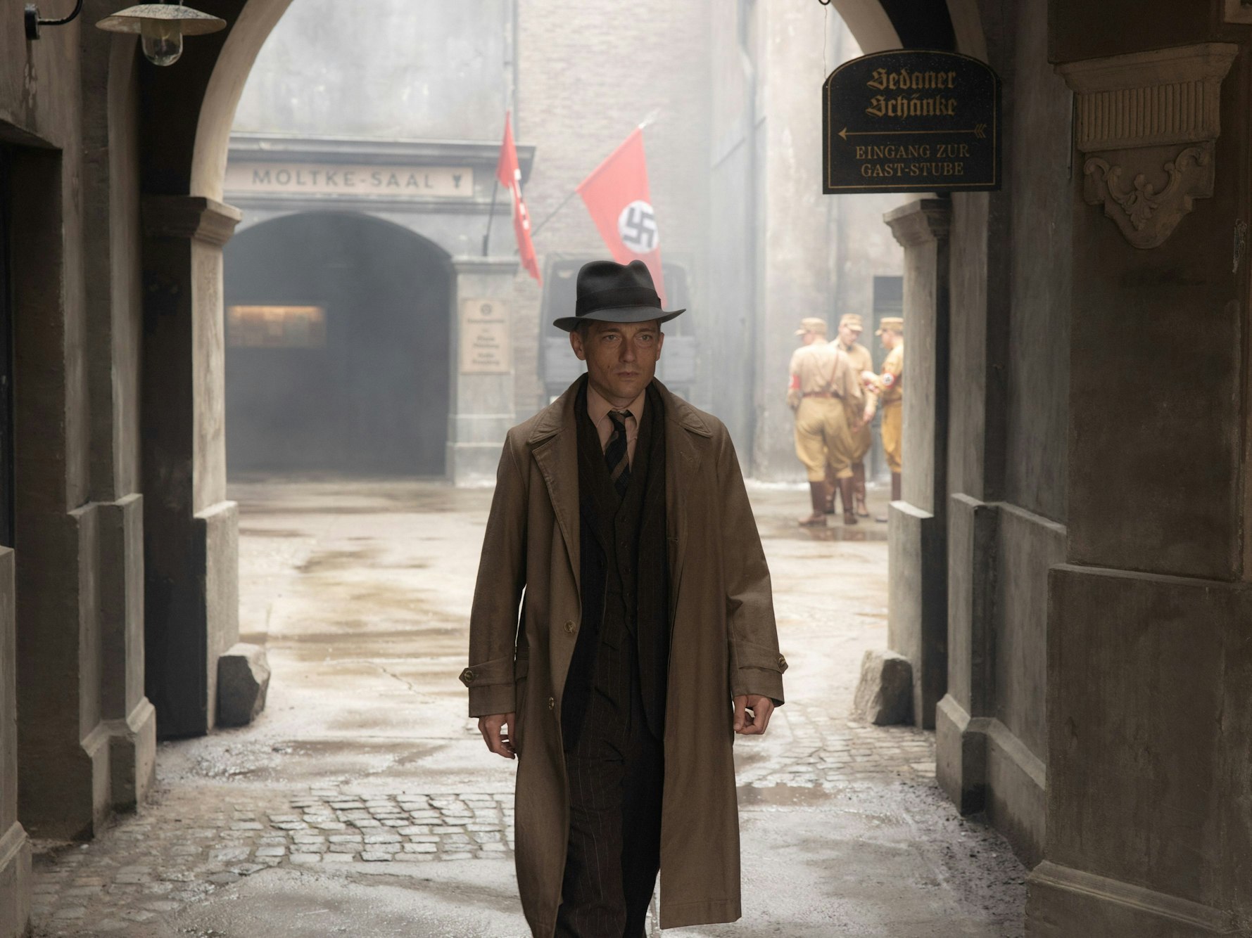 Gereon Rath (Volker Bruch) in einer Szene der vierten Staffel der Fernsehserie „Babylon Berlin“. Die neue Staffel spielt auch in Köln.