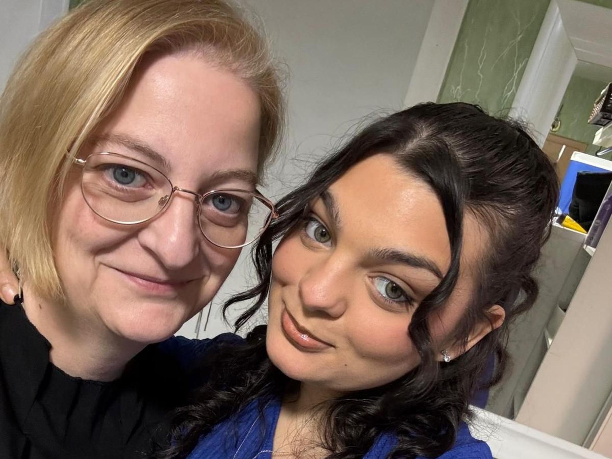 Jasmin zusammen mit ihrer Mutter Ina