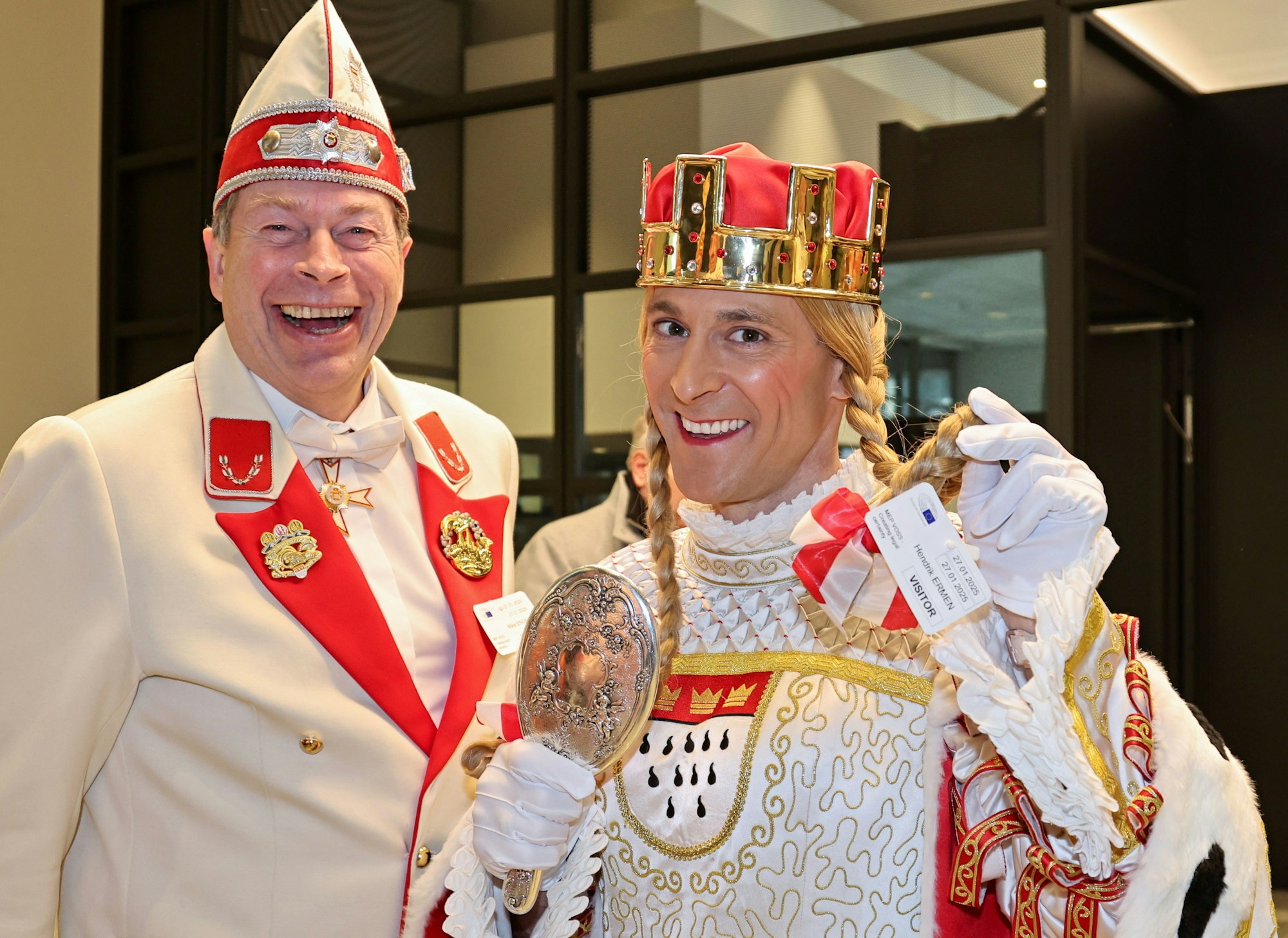 Jungfrau Marlis mit Besucherausweis am Zopf.